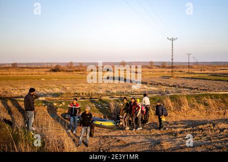 Edirne, Türkei - 4. März 2020: Syrische, afghanische und andere Flüchtlinge versuchen zu erreichen, aber sie halten an der griechischen Grenze von der Türkei Stockfoto