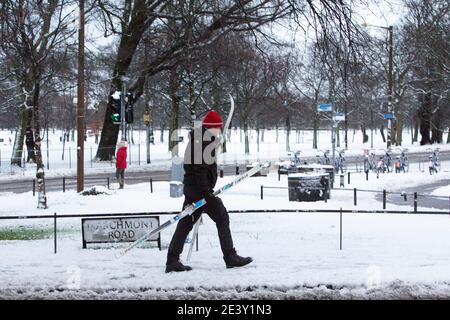 Edinburgh, Großbritannien. Januar 2021. Schottisches Wetter, Storm Christoph lässt Schnee, um einige lokale in Edinburgh zu genießen. Mitglieder des öffentlichen Himmels im Meadows Park. Quelle: Pako Mera/Alamy Live News Stockfoto