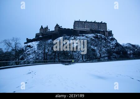 Edinburgh, Großbritannien. Januar 2021. Schottisches Wetter, Storm Christoph lässt Schnee, um einige lokale in Edinburgh zu genießen. Im Bild: Gnerale Ansicht des Schlosses verschneit. Quelle: Pako Mera/Alamy Live News Stockfoto