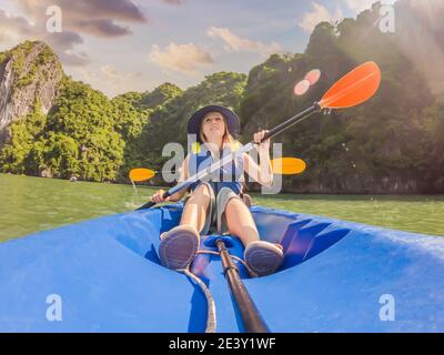 Mama, Papa und Sohn Reisende Rudern auf einem Kajak in Halong Bay. Vietnam. Reisen nach Asien, Glücksgefühle, Sommerferienkonzept. Reisen mit Stockfoto