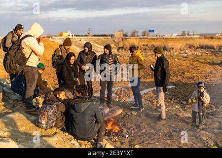 Edirne, Türkei - 4. März 2020: Syrische, afghanische und andere Flüchtlinge versuchen zu erreichen, aber sie halten an der griechischen Grenze von der Türkei Stockfoto