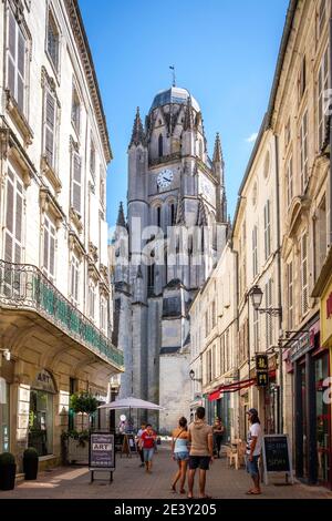 Saintes (Westfrankreich): Überblick über eine Fußgängerzone im Stadtzentrum mit der gotischen Kathedrale St. Peter (Kathedrale Saint-Pierre) Stockfoto