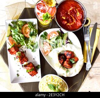 Indische Küche Essen Teller Curry Reis Kebabs Salat Stockfoto