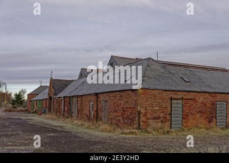 Ein alter viktorianischer Ruined Barn and Agricultural Store Complex, der alle in der Nähe von Letham Grange an der Ostküste Schottlands liegt. Stockfoto