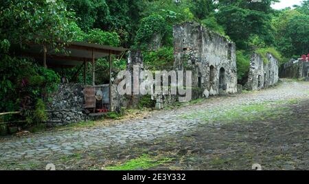 Martinique, Le Preteur: Zuckerraffinerie Habitation Ceron. Ruinen der Zuckerraffinerie Stockfoto