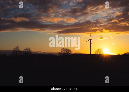 Black Silhouette von Windturbinen Energiegenerator bei herrlichem Sonnenuntergang auf einem Windpark in langenberg, deutschland Stockfoto