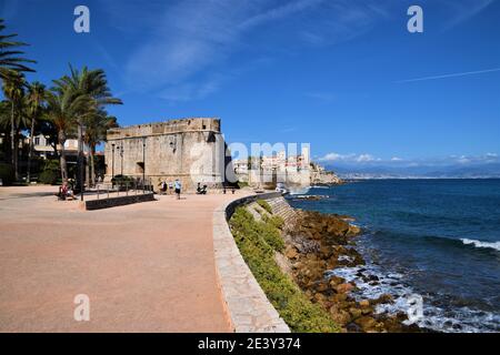 Altstadt von Antibes, Blick auf die Küste und das Meer, Südfrankreich. Stockfoto