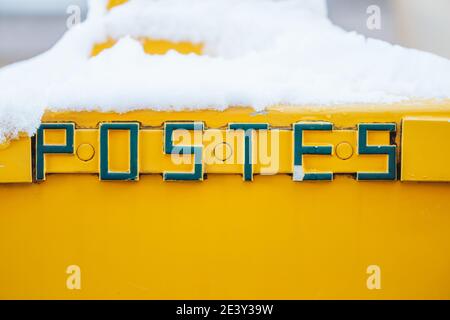 Luxemburg typische Stadt Briefkasten mit frischem Schnee bedeckt Stockfoto