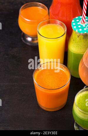 Verschiedene frisch gepresste Obst- und Gemüsesäfte Stockfoto
