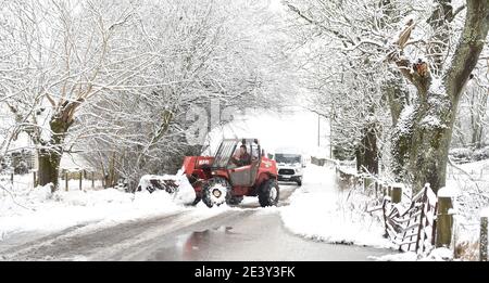 Borders Region .Schottland. 21. Januar 21 Storm Christophe brachte über Nacht Schnee an die Scottish Borders Pic zeigt Schneeräumung Eddleston Village . Kredit: eric mccowat/Alamy Live Nachrichten Stockfoto