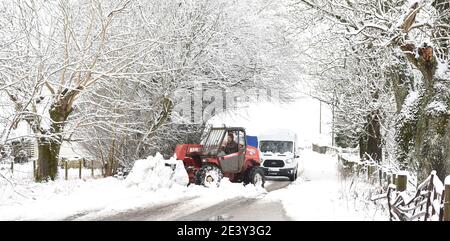 Borders Region .Schottland. 21. Januar 21 Storm Christophe brachte über Nacht Schnee an die Scottish Borders Pic zeigt Schneeräumung Eddleston Village . Kredit: eric mccowat/Alamy Live Nachrichten Stockfoto