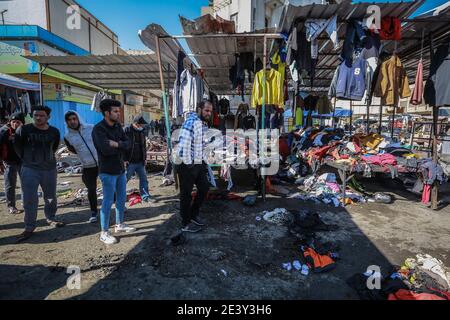 Bagdad, Irak. Januar 2021. Irakische Händler gehen am Schauplatz eines zweifachen Selbstmordattentats auf einem Straßenmarkt, der gebrauchte Kleidung im Zentrum von Bagdad verkauft. Mindestens 28 Menschen wurden bei einem zweifachen Selbstmordanschlag getötet und mehr als 70 verletzt, der auf das geschäftige Geschäftsviertel Bab Al Sharqi abzielte, nachdem sich zwei Selbstmordattentäter bei der Verfolgung durch Sicherheitskräfte in die Luft gesprengt hatten. Quelle: Ameer Al Mohammedaw/dpa/Alamy Live News Stockfoto
