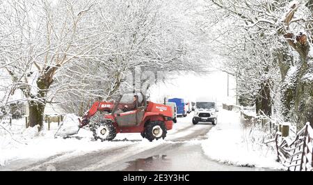 Borders Region .Schottland. 21. Januar 21 Storm Christophe brachte über Nacht Schnee an die Scottish Borders Pic zeigt Schneeräumung Eddleston Village . Kredit: eric mccowat/Alamy Live Nachrichten Stockfoto