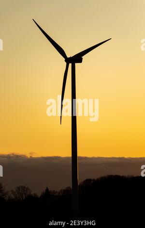 Black Silhouette von Windturbinen Energiegenerator bei herrlichem Sonnenuntergang auf einem Windpark in langenberg, deutschland Stockfoto