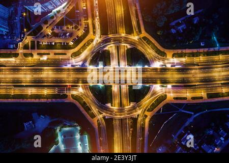 Autobahn bei Dämmerung in der modernen Stadt. Straßenkreuzung in der Stadt. Draufsicht Stockfoto