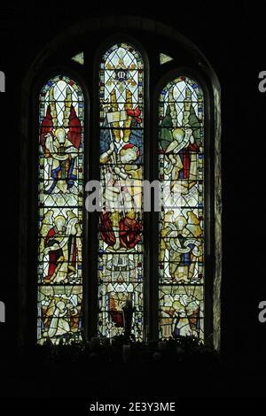 Ein Buntglasfenster von C E Kempe & Co, das St Michael und Ankündigungsszenen zeigt, St Michael's Church, Barton, in der Nähe der Pooley Bridge, Cumbria Stockfoto