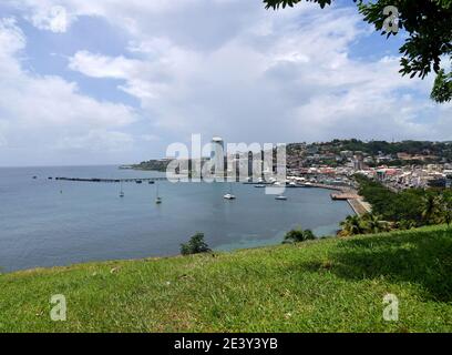 Martinique, Fort-de-France: Übersicht über die Stadt von Fort Saint-Louis in der Bucht von Fort-de-France. Das Fort ist ein aktiver Marinestützpunkt, der Hauptsitz Stockfoto