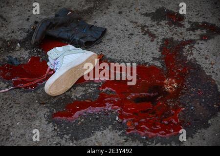 Bagdad, Irak. Januar 2021. Am Ort eines zweifachen Selbstmordattentats auf einem Straßenmarkt, der gebrauchte Kleidung im Zentrum von Bagdad verkauft, wird Blut auf den Boden gespattet. Mindestens 28 Menschen wurden bei einem zweifachen Selbstmordanschlag getötet und mehr als 70 verletzt, der auf das geschäftige Geschäftsviertel Bab Al Sharqi abzielte, nachdem sich zwei Selbstmordattentäter bei der Verfolgung durch Sicherheitskräfte in die Luft gesprengt hatten. Quelle: Ameer Al Mohammedaw/dpa/Alamy Live News Stockfoto