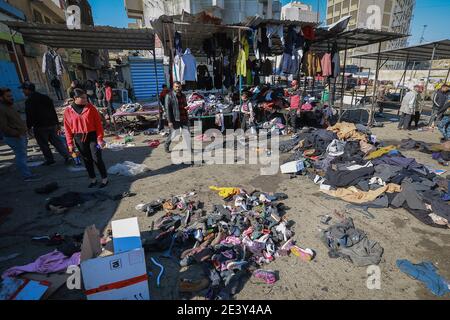 Bagdad, Irak. Januar 2021. Irakische Händler inspizieren den Schauplatz eines zweifachen Selbstmordattentats auf einem Straßenmarkt, der gebrauchte Kleidung im Zentrum von Bagdad verkauft. Mindestens 28 Menschen wurden bei einem zweifachen Selbstmordanschlag getötet und mehr als 70 verletzt, der auf das geschäftige Geschäftsviertel Bab Al Sharqi abzielte, nachdem sich zwei Selbstmordattentäter bei der Verfolgung durch Sicherheitskräfte in die Luft gesprengt hatten. Quelle: Ameer Al Mohammedaw/dpa/Alamy Live News Stockfoto