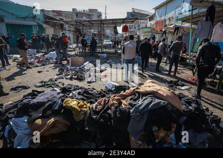 Bagdad, Irak. Januar 2021. Irakische Händler inspizieren den Schauplatz eines zweifachen Selbstmordattentats auf einem Straßenmarkt, der gebrauchte Kleidung im Zentrum von Bagdad verkauft. Mindestens 28 Menschen wurden bei einem zweifachen Selbstmordanschlag getötet und mehr als 70 verletzt, der auf das geschäftige Geschäftsviertel Bab Al Sharqi abzielte, nachdem sich zwei Selbstmordattentäter bei der Verfolgung durch Sicherheitskräfte in die Luft gesprengt hatten. Quelle: Ameer Al Mohammedaw/dpa/Alamy Live News Stockfoto