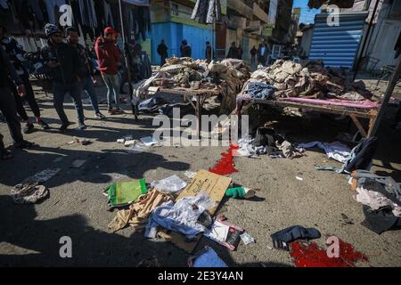 Bagdad, Irak. Januar 2021. Am Ort eines zweifachen Selbstmordattentats auf einem Straßenmarkt, der gebrauchte Kleidung im Zentrum von Bagdad verkauft, wird Blut auf den Boden gespattet. Mindestens 28 Menschen wurden bei einem zweifachen Selbstmordanschlag getötet und mehr als 70 verletzt, der auf das geschäftige Geschäftsviertel Bab Al Sharqi abzielte, nachdem sich zwei Selbstmordattentäter bei der Verfolgung durch Sicherheitskräfte in die Luft gesprengt hatten. Quelle: Ameer Al Mohammedaw/dpa/Alamy Live News Stockfoto