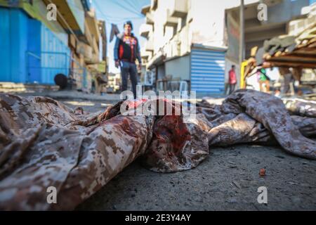Bagdad, Irak. Januar 2021. Ein mit Blut beflecktes Blatt ist am Schauplatz eines zweifachen Selbstmordanschlags auf einem Straßenmarkt zu sehen, der gebrauchte Kleidung im Zentrum von Bagdad verkauft. Mindestens 28 Menschen wurden bei einem zweifachen Selbstmordanschlag getötet und mehr als 70 verletzt, der auf das geschäftige Geschäftsviertel Bab Al Sharqi abzielte, nachdem sich zwei Selbstmordattentäter bei der Verfolgung durch Sicherheitskräfte in die Luft gesprengt hatten. Quelle: Ameer Al Mohammedaw/dpa/Alamy Live News Stockfoto