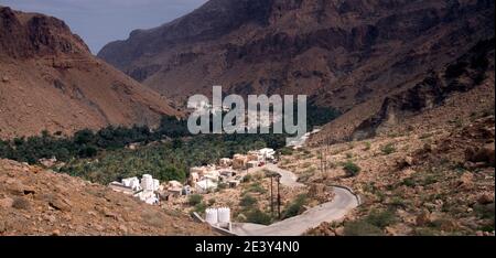 Ein kleines Dorf im Tal des Wadi Tiwi Stockfoto