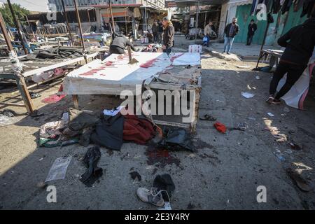 Bagdad, Irak. Januar 2021. Am Ort eines zweifachen Selbstmordattentats auf einem Straßenmarkt, der gebrauchte Kleidung im Zentrum von Bagdad verkauft, wird Blut auf den Boden gespattet. Mindestens 28 Menschen wurden bei einem zweifachen Selbstmordanschlag getötet und mehr als 70 verletzt, der auf das geschäftige Geschäftsviertel Bab Al Sharqi abzielte, nachdem sich zwei Selbstmordattentäter bei der Verfolgung durch Sicherheitskräfte in die Luft gesprengt hatten. Quelle: Ameer Al Mohammedaw/dpa/Alamy Live News Stockfoto