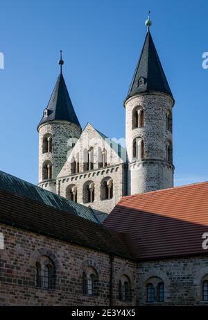 Magdeburg, Kloster Unser Lieben Frauen, Blick aus dem Kreuzgang auf die Türme Stockfoto