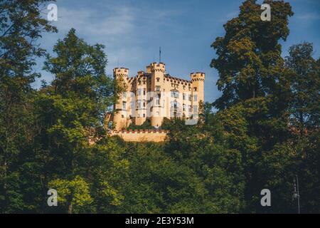 Schloss Hohenschwangau Schloss Hohenschwangau . Palast aus dem 19. Jahrhundert. Schöne Aussicht auf Alpsee, mit landschaftlich reizvoller Berglandschaft bei Füssen Sommertag. H Stockfoto