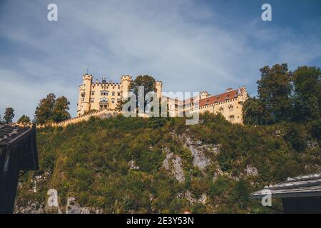 Schloss Hohenschwangau Schloss Hohenschwangau . Palast aus dem 19. Jahrhundert. Schöne Aussicht auf Alpsee, mit landschaftlich reizvoller Berglandschaft bei Füssen Sommertag. H Stockfoto