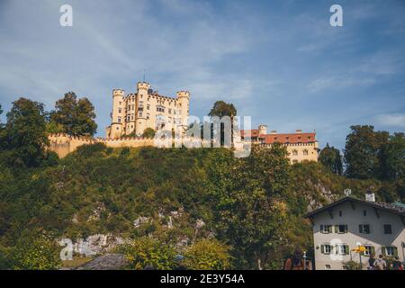 Schloss Hohenschwangau Schloss Hohenschwangau . Palast aus dem 19. Jahrhundert. Schöne Aussicht auf Alpsee, mit landschaftlich reizvoller Berglandschaft bei Füssen Sommertag. H Stockfoto
