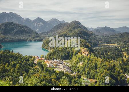 Schloss Hohenschwangau Schloss Hohenschwangau . Palast aus dem 19. Jahrhundert. Schöne Aussicht auf Alpsee, mit landschaftlich reizvoller Berglandschaft bei Füssen Sommertag. H Stockfoto