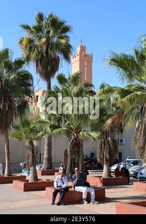 Mann, der sich beim Souk Al in Agadir, Marokko, ausruhte Stockfoto