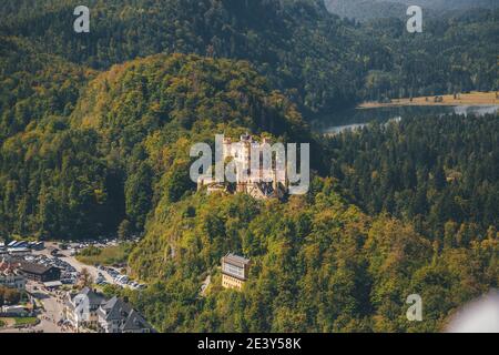 Schloss Hohenschwangau Schloss Hohenschwangau . Palast aus dem 19. Jahrhundert. Schöne Aussicht auf Alpsee, mit landschaftlich reizvoller Berglandschaft bei Füssen Sommertag. H Stockfoto