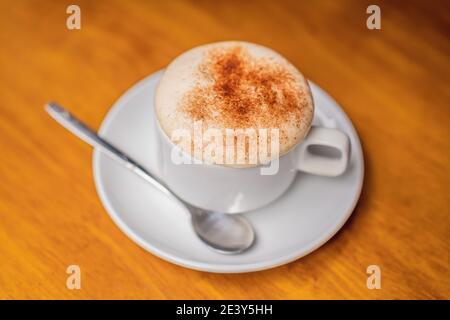 Draufsicht eine Tasse Giang Eierkaffee auf Holz Hintergrund. Vietnamesischer Kaffee in Ha Noi, Vietnam. Eier werden mit Kaffee, Heißgetränk oder mit Eis geschlagen Stockfoto