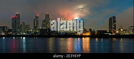 London, Canary Wharf bei Mondschein Stockfoto