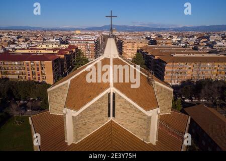 Kirche von San Policarpo Luftbild gegen die Stadt Rom im Stadtteil Cinecittà Stockfoto