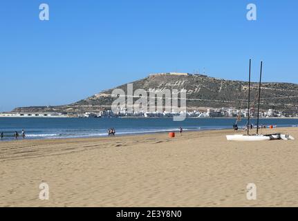 Touristen genießen Spaziergang am Agadir Strand in Agadir, Marokko Stockfoto