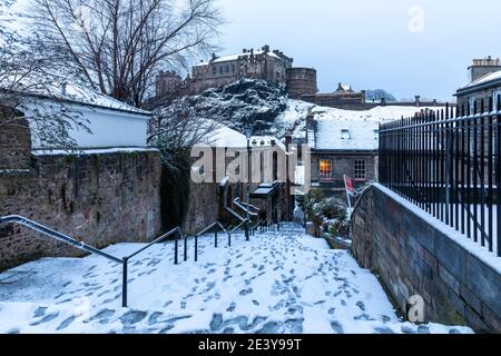 Edinburgh, Großbritannien. Januar 2021. Schnee fiel über Nacht in Edinburgh, was am Morgen des 21. Januar 2021 zu etwas Schnee führte.Quelle: David Coulson/Alamy Live News Stockfoto