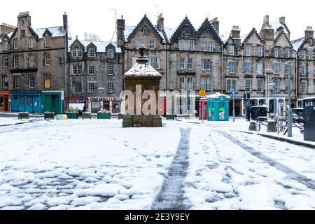 Edinburgh, Großbritannien. Januar 2021. Schnee fiel über Nacht in Edinburgh, was am Morgen des 21. Januar 2021 zu etwas Schnee führte.Quelle: David Coulson/Alamy Live News Stockfoto