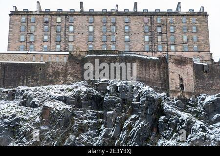 Edinburgh, Großbritannien. Januar 2021. Schnee fiel über Nacht in Edinburgh, was am Morgen des 21. Januar 2021 zu etwas Schnee führte.Quelle: David Coulson/Alamy Live News Stockfoto