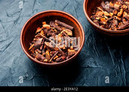 Wurzel und Rhizome Rubia tinctorum in der Kräutermedizin.Herbalismus Stockfoto