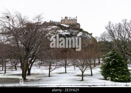 Edinburgh, Großbritannien. Januar 2021. Schnee fiel über Nacht in Edinburgh, was am Morgen des 21. Januar 2021 zu etwas Schnee führte.Quelle: David Coulson/Alamy Live News Stockfoto