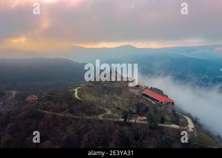 Visegrad, Ungarn - Luftpanoramic Drohne Blick auf die schöne hohe Burg von Visegrad an einem launischen Wintermorgen. Stockfoto