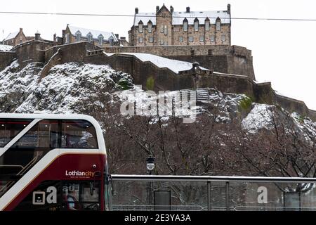 Edinburgh, Großbritannien. Januar 2021. Schnee fiel über Nacht in Edinburgh, was am Morgen des 21. Januar 2021 zu etwas Schnee führte.Quelle: David Coulson/Alamy Live News Stockfoto