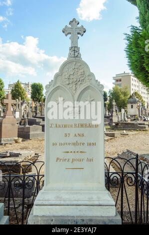 Grab des Dichters Rimbaud auf dem Friedhof von Charleville-Meziere. Arthur Rimbaud, der am 10. November 1891 starb, wurde in seinem Familiengruft, dem Cuif f, beigesetzt Stockfoto