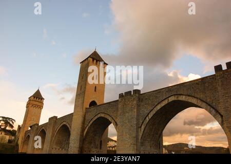 Cahors (Frankreich). Valentre Brücke über den Fluss Lot in schönen Abend Sonnenuntergang Licht. Stockfoto