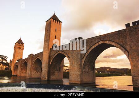 Cahors (Frankreich). Valentre Brücke über den Fluss Lot in schönen Abend Sonnenuntergang Licht. Stockfoto