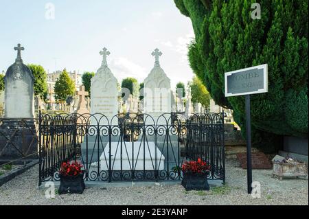 Grab des Dichters Rimbaud auf dem Friedhof von Charleville-Meziere. Arthur Rimbaud, der am 10. November 1891 starb, wurde in seinem Familiengruft, dem Cuif f, beigesetzt Stockfoto